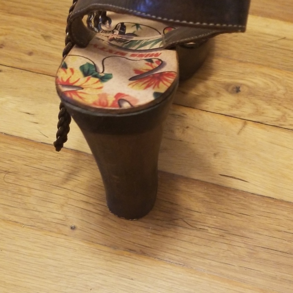 Heels - Picture 3 of 4